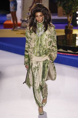 Milan, İtalya - 21 Şubat: Hiandra Martinez Moschino göstermek, Milan moda hafta sonbahar/kış 2019/20 üzerinde 21 Şubat 2019, Milano, İtalya pist yürür.