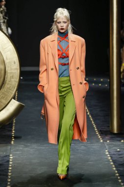 Milan, İtalya - 22 Şubat: Marjan Jonkman Versace dizide Milan moda hafta sonbahar/kış 2019/20, 22 Şubat 2019, Milano, İtalya pist yürür. 