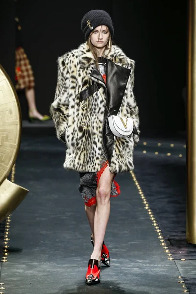 Milan Italy February Alina Bolotina Walks Runway Versace Show Milan — Stock Photo, Image