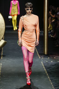 Milan, İtalya - 22 Şubat: Sara Soric Versace dizide Milan moda hafta sonbahar/kış 2019/20, 22 Şubat 2019, Milano, İtalya pist yürür. 