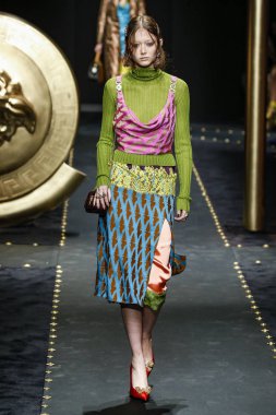 Milan, İtalya - 22 Şubat: Sara Grace Wallerstedt Versace dizide Milan moda hafta sonbahar/kış 2019/20, 22 Şubat 2019, Milano, İtalya pist yürür. 