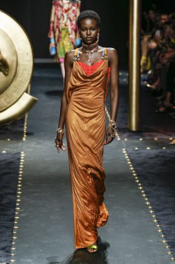 Milan, İtalya - 22 Şubat: Adut Akech Versace dizide Milan moda hafta sonbahar/kış 2019/20, 22 Şubat 2019, Milano, İtalya pist yürür. 