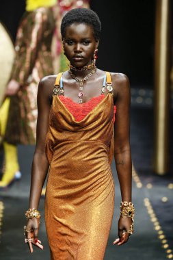Milan, İtalya - 22 Şubat: Adut Akech Versace dizide Milan moda hafta sonbahar/kış 2019/20, 22 Şubat 2019, Milano, İtalya pist yürür. 