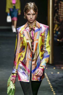 Milan, İtalya - 22 Şubat: Eşref Oort Versace dizide Milan moda hafta sonbahar/kış 2019/20, 22 Şubat 2019, Milano, İtalya pist yürür. 