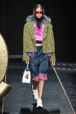 Milan, İtalya - 22 Şubat: Hiandra Martinez Versace dizide Milan moda hafta sonbahar/kış 2019/20, 22 Şubat 2019, Milano, İtalya pist yürür. 