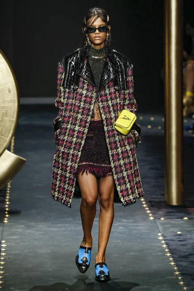 Milan Italië Februari Natalia Montero Loopt Baan Versace Show Bij — Stockfoto