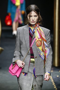 Milan, İtalya - 22 Şubat: Flora Kovacs Versace dizide Milan moda hafta sonbahar/kış 2019/20, 22 Şubat 2019, Milano, İtalya pist yürür. 