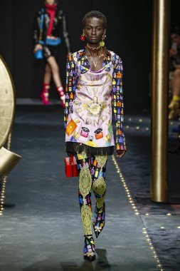 Milan, İtalya - 22 Şubat: Aliet Sarah Versace dizide Milan moda hafta sonbahar/kış 2019/20, 22 Şubat 2019, Milano, İtalya pist yürür. 