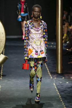 Milan, İtalya - 22 Şubat: Aliet Sarah Versace dizide Milan moda hafta sonbahar/kış 2019/20, 22 Şubat 2019, Milano, İtalya pist yürür. 