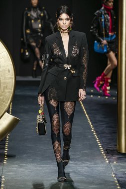 Milan, İtalya - 22 Şubat: Kendall Jenner Versace dizide Milan moda hafta sonbahar/kış 2019/20, 22 Şubat 2019, Milano, İtalya pist yürür. 