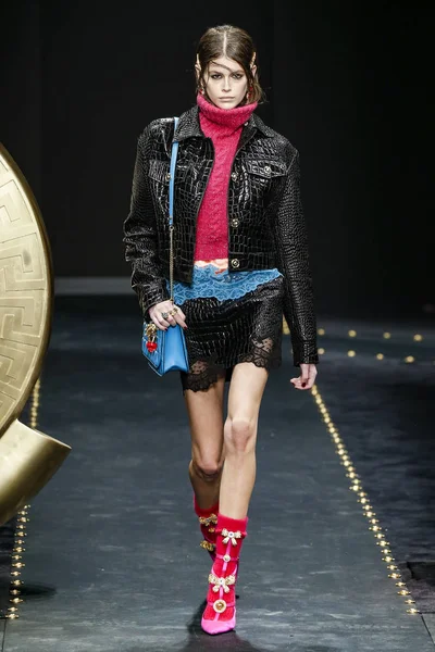 Milan Talya Şubat Kaia Gerber Versace Dizide Milan Moda Hafta — Stok fotoğraf