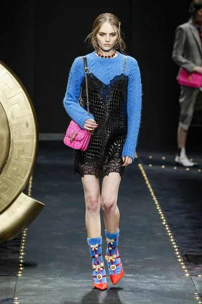 Milan Talya Şubat Fran Summers Versace Dizide Milan Moda Hafta — Stok fotoğraf