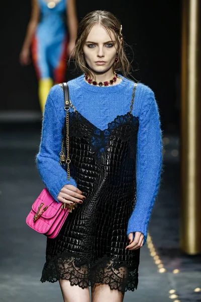 Milan Italy February Fran Summers Walks Runway Versace Show Milan — Stock Photo, Image