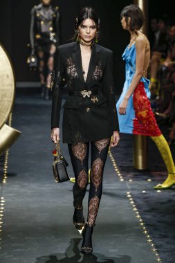 Milan, İtalya - 22 Şubat: Kendall Jenner Versace dizide Milan moda hafta sonbahar/kış 2019/20, 22 Şubat 2019, Milano, İtalya pist yürür. 