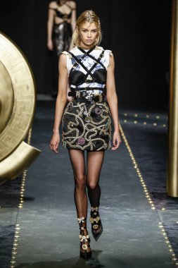 Milan, İtalya - 22 Şubat: Stella Maxwell Versace dizide Milan moda hafta sonbahar/kış 2019/20, 22 Şubat 2019, Milano, İtalya pist yürür. 