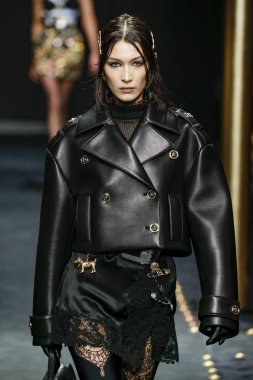 Milan, İtalya - 22 Şubat: Bella Hadid Versace dizide Milan moda hafta sonbahar/kış 2019/20, 22 Şubat 2019, Milano, İtalya pist yürür. 