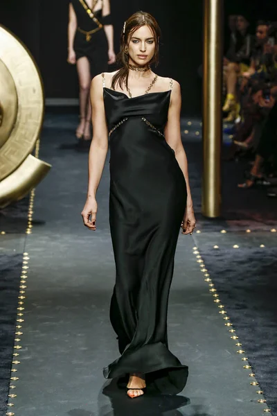 Milan Olaszország Február Irina Shayk Sétál Kifutópálya Versace Show Milánó — Stock Fotó