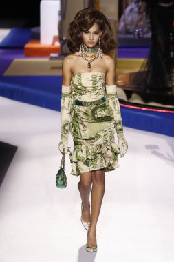Milan, İtalya - 21 Şubat: Anyelina Rosa Moschino göstermek, Milan moda hafta sonbahar/kış 2019/20 üzerinde 21 Şubat 2019, Milano, İtalya pist yürür.