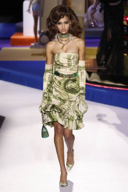 Milan, İtalya - 21 Şubat: Anyelina Rosa Moschino göstermek, Milan moda hafta sonbahar/kış 2019/20 üzerinde 21 Şubat 2019, Milano, İtalya pist yürür.