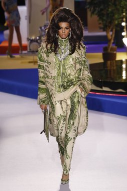 Milan, İtalya - 21 Şubat: Hiandra Martinez Moschino göstermek, Milan moda hafta sonbahar/kış 2019/20 üzerinde 21 Şubat 2019, Milano, İtalya pist yürür.