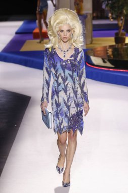 Milan, İtalya - 21 Şubat: Rebecca Leigh Longendyke Moschino göstermek, Milan moda hafta sonbahar/kış 2019/20 üzerinde 21 Şubat 2019, Milano, İtalya pist yürür.