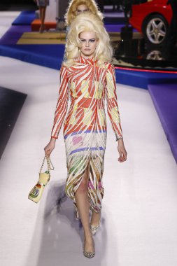 Milan, İtalya - 21 Şubat: Sophia Roetz Moschino göstermek, Milan moda hafta sonbahar/kış 2019/20 üzerinde 21 Şubat 2019, Milano, İtalya pist yürür.