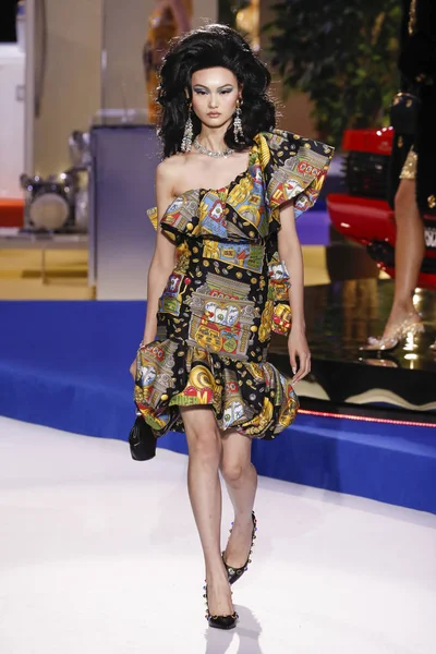 Milan Italië Februari Hij Cong Loopt Baan Moschino Show Bij — Stockfoto