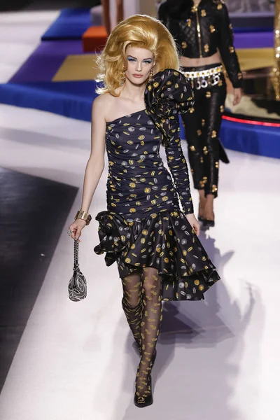 Milan Talya Şubat Kris Grikaite Moschino Göstermek Milan Moda Hafta — Stok fotoğraf