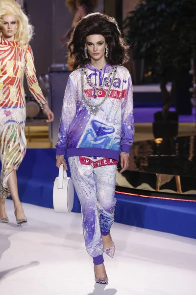 Milan Italie Février Sara Dijkink Marche Sur Piste Défilé Moschino — Photo