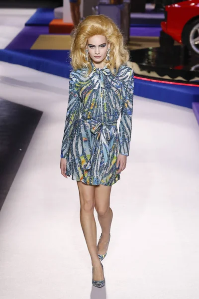 Milan, İtalya - 21 Şubat: Nina Marker Moschino göstermek, Milan moda hafta sonbahar/kış 2019/20 üzerinde 21 Şubat 2019, Milano, İtalya pist yürür.