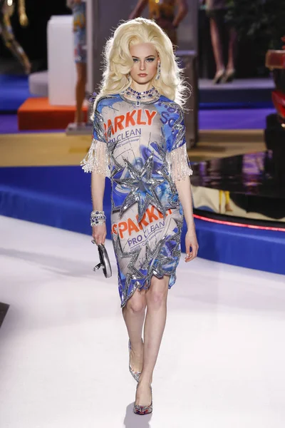 Milán Italia Febrero Fran Summers Camina Por Pasarela Espectáculo Moschino — Foto de Stock