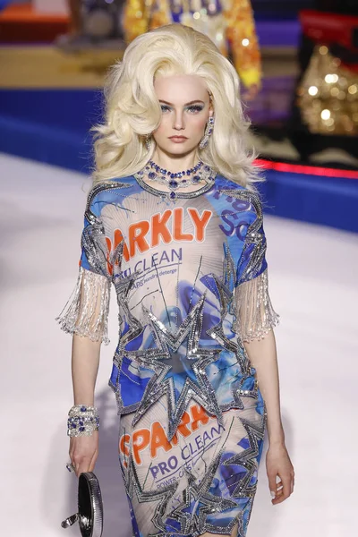 Milán Italia Febrero Fran Summers Camina Por Pasarela Espectáculo Moschino — Foto de Stock