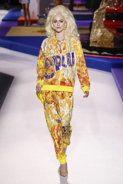 Milão Itália Fevereiro Sarah Brannon Caminha Passarela Desfile Moschino Milan — Fotografia de Stock