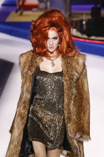 Milão Itália Fevereiro Teddy Quinlivan Caminha Passarela Desfile Moschino Milan — Fotografia de Stock