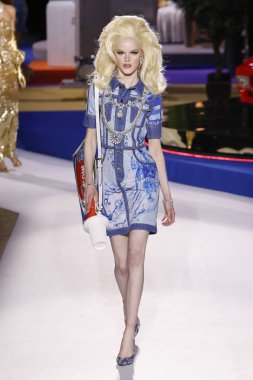 Milan, İtalya - 21 Şubat: Hannah Motler Moschino göstermek, Milan moda hafta sonbahar/kış 2019/20 üzerinde 21 Şubat 2019, Milano, İtalya pist yürür.