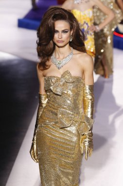 Milan, İtalya - 21 Şubat: Birgit Kos Moschino göstermek, Milan moda hafta sonbahar/kış 2019/20 üzerinde 21 Şubat 2019, Milano, İtalya pist yürür.