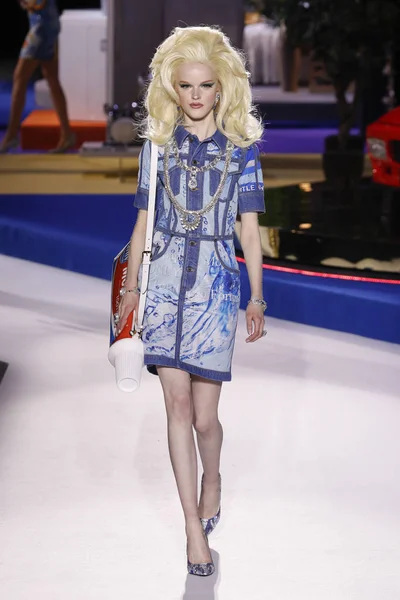 Milan Talya Şubat Hannah Motler Moschino Göstermek Milan Moda Hafta — Stok fotoğraf