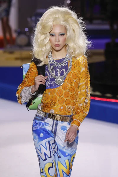 Milan Talya Şubat Yani Joo Park Moschino Göstermek Milan Moda — Stok fotoğraf