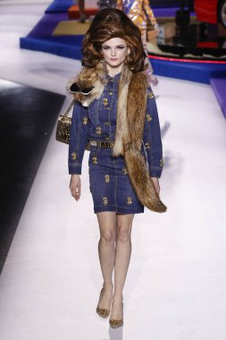 Milan, İtalya - 21 Şubat: Çuha çiçeği Archer Moschino göstermek, Milan moda hafta sonbahar/kış 2019/20 üzerinde 21 Şubat 2019, Milano, İtalya pist yürür.
