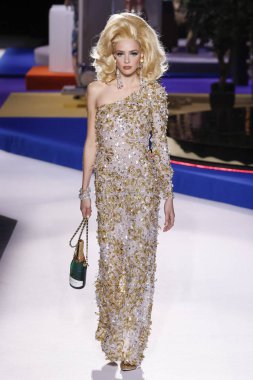 Milan, İtalya - 21 Şubat: Charlotte Rose Hansen Moschino göstermek, Milan moda hafta sonbahar/kış 2019/20 üzerinde 21 Şubat 2019, Milano, İtalya pist yürür.