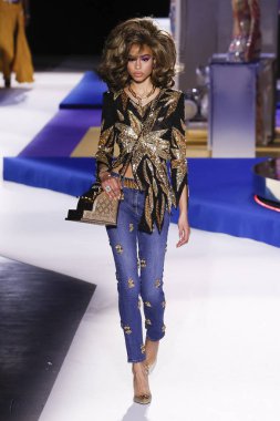 Milan, İtalya - 21 Şubat: Zoe Thaets Moschino göstermek, Milan moda hafta sonbahar/kış 2019/20 üzerinde 21 Şubat 2019, Milano, İtalya pist yürür.