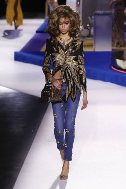 Milan, İtalya - 21 Şubat: Zoe Thaets Moschino göstermek, Milan moda hafta sonbahar/kış 2019/20 üzerinde 21 Şubat 2019, Milano, İtalya pist yürür.