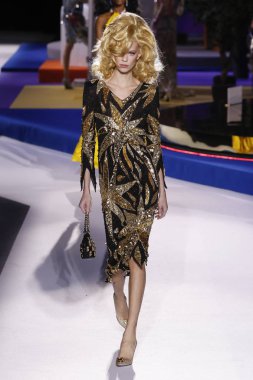 Milan, İtalya - 21 Şubat: Lexi Boling Moschino göstermek, Milan moda hafta sonbahar/kış 2019/20 üzerinde 21 Şubat 2019, Milano, İtalya pist yürür.
