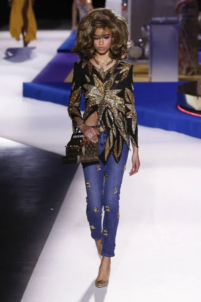 Milan Italië Februari Zoe Thaets Loopt Baan Moschino Show Bij — Stockfoto