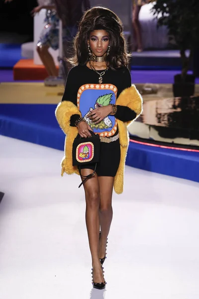 Milan Italië Februari Naomi Kin Vleugel Loopt Baan Moschino Show — Stockfoto