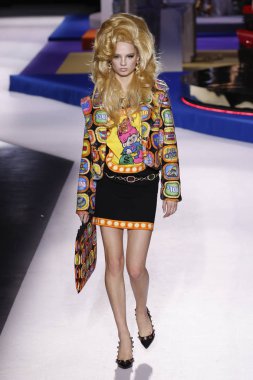 Milan, İtalya - 21 Şubat: Giselle Norman Moschino göstermek, Milan moda hafta sonbahar/kış 2019/20 üzerinde 21 Şubat 2019, Milano, İtalya pist yürür.