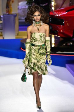 Milan, İtalya - 21 Şubat: Anyelina Rosa Moschino göstermek, Milan moda hafta sonbahar/kış 2019/20 üzerinde 21 Şubat 2019, Milano, İtalya pist yürür.