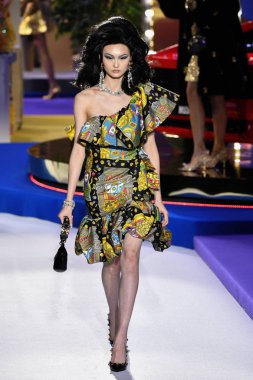Milan, İtalya - 21 Şubat: O Cong Moschino göstermek, Milan moda hafta sonbahar/kış 2019/20 üzerinde 21 Şubat 2019, Milano, İtalya pist yürür.