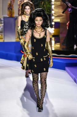 Milan, İtalya - 21 Şubat: Hoyeon Jung Moschino göstermek, Milan moda hafta sonbahar/kış 2019/20 üzerinde 21 Şubat 2019, Milano, İtalya pist yürür.