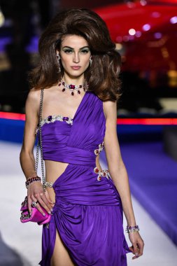 Milan, İtalya - 21 Şubat: Camille Hurel Moschino göstermek, Milan moda hafta sonbahar/kış 2019/20 üzerinde 21 Şubat 2019, Milano, İtalya pist yürür.